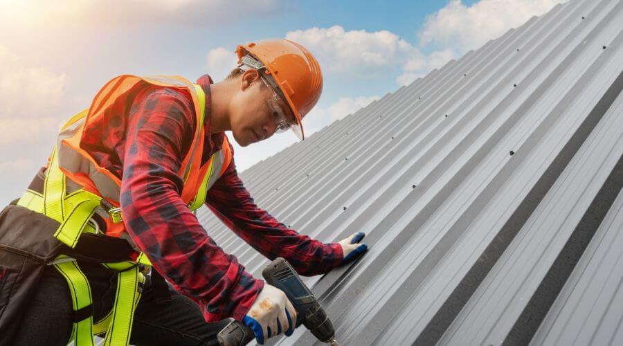 Professional Emergency Roof Repairs services in Pleasant Valley, IA